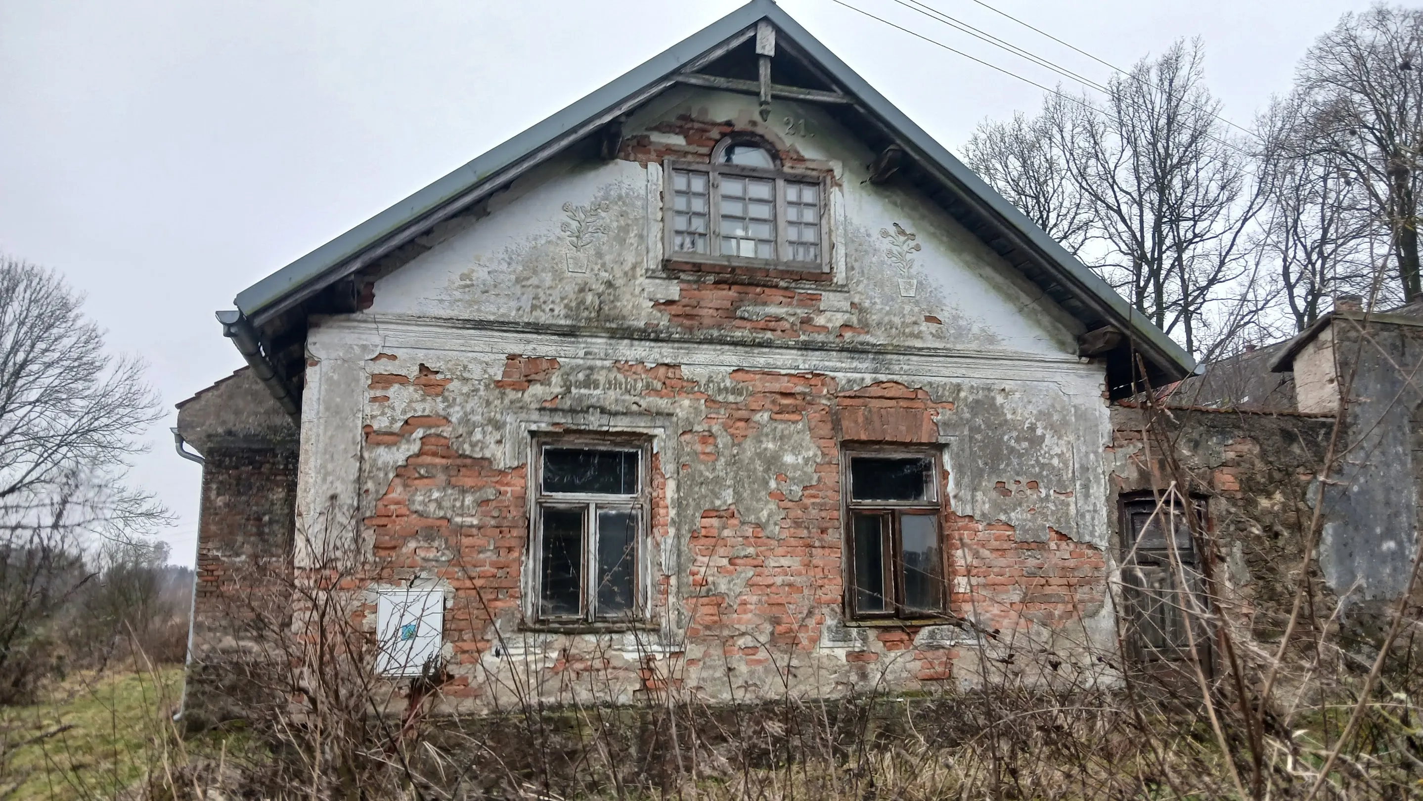 Historická usedlost v zimním období