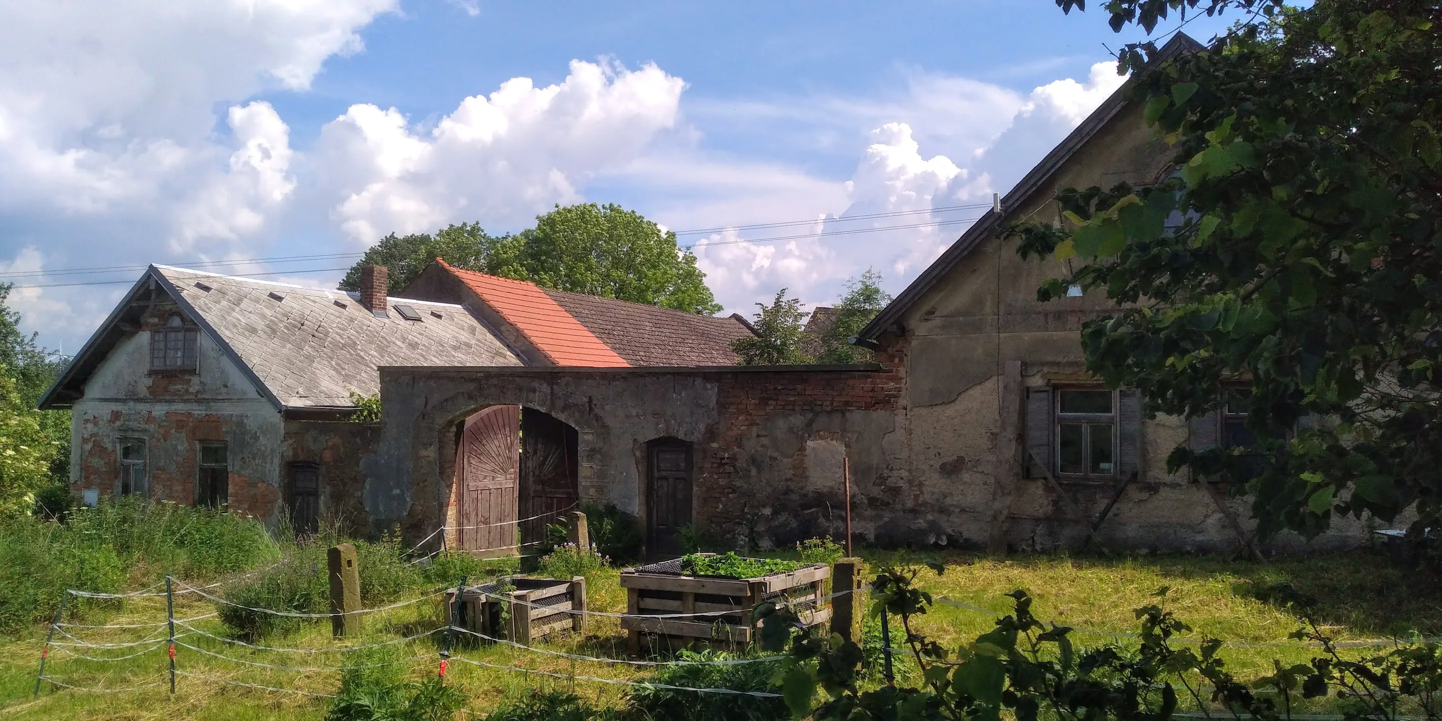Pohled na Motýlí Chaloupku v krajině